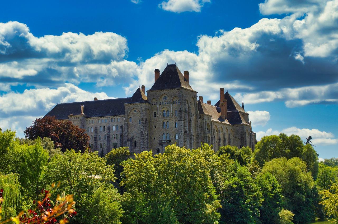 Rencontre gay en Sarthe : où sortir, échanger et créer du lien dans la région